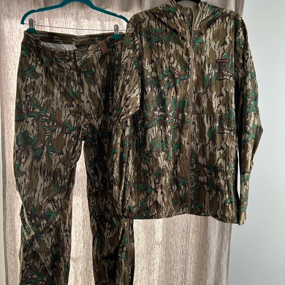 LIKE NEW MOSSEY OAK CAMO RAINJACKET & PANTS XL (40-42)